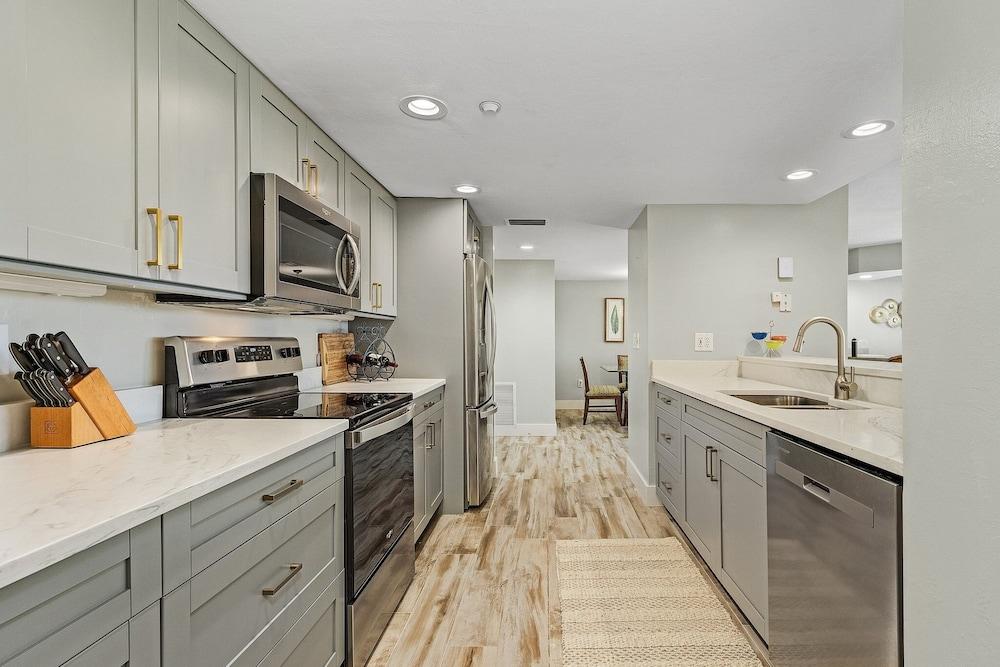 Gullwing #301 on Estero Blvd by RedAwning