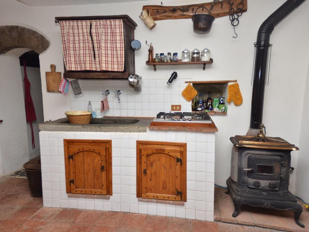 Lovely Cottage in Bagni di Lucca Amidst Fields