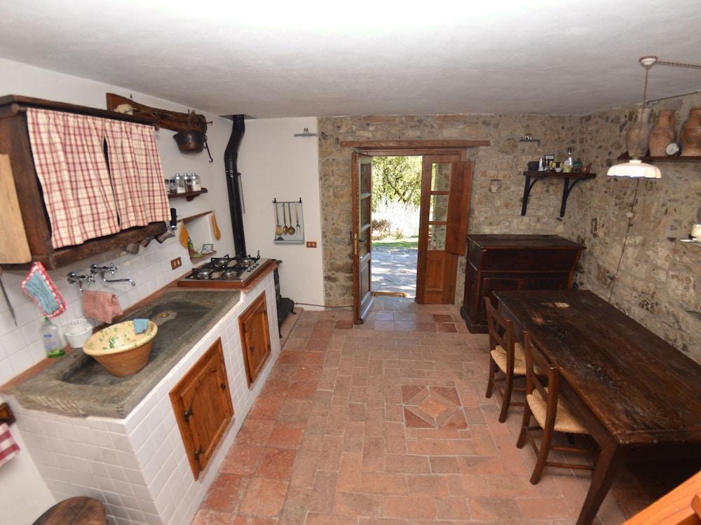 Lovely Cottage in Bagni di Lucca Amidst Fields