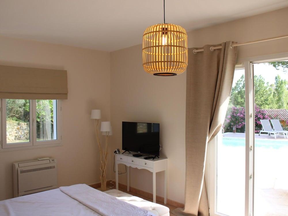 Luxe Villa With Pool in Lorgues