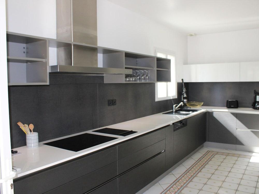 Luxe Villa With Pool in Lorgues