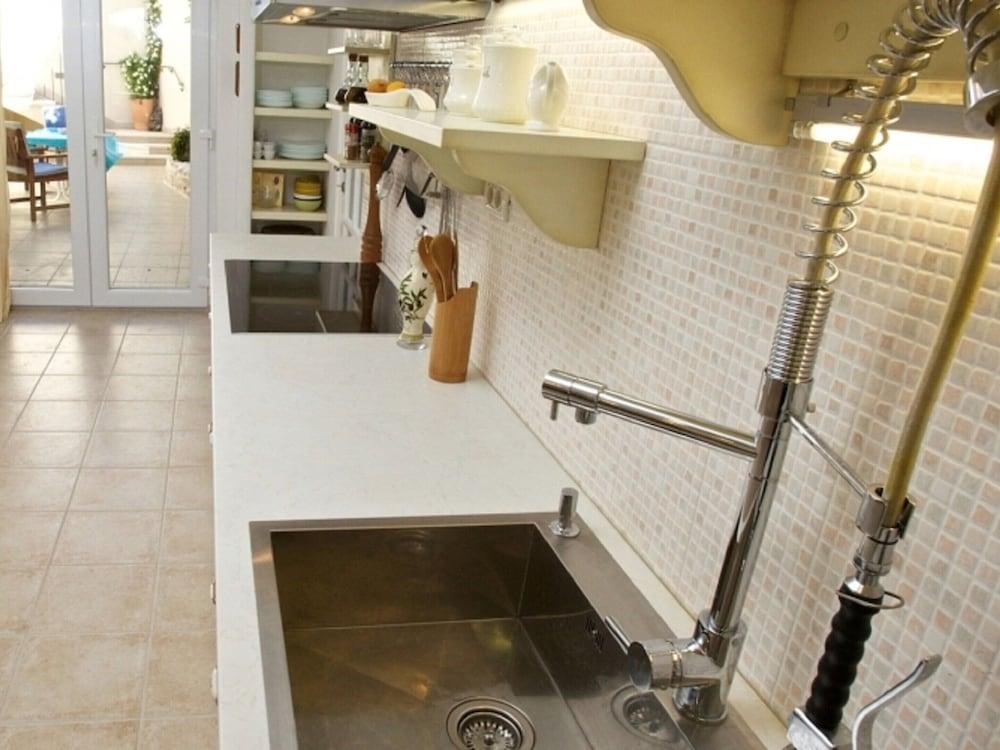 Adorable Villa With Swimming Pool and sea View