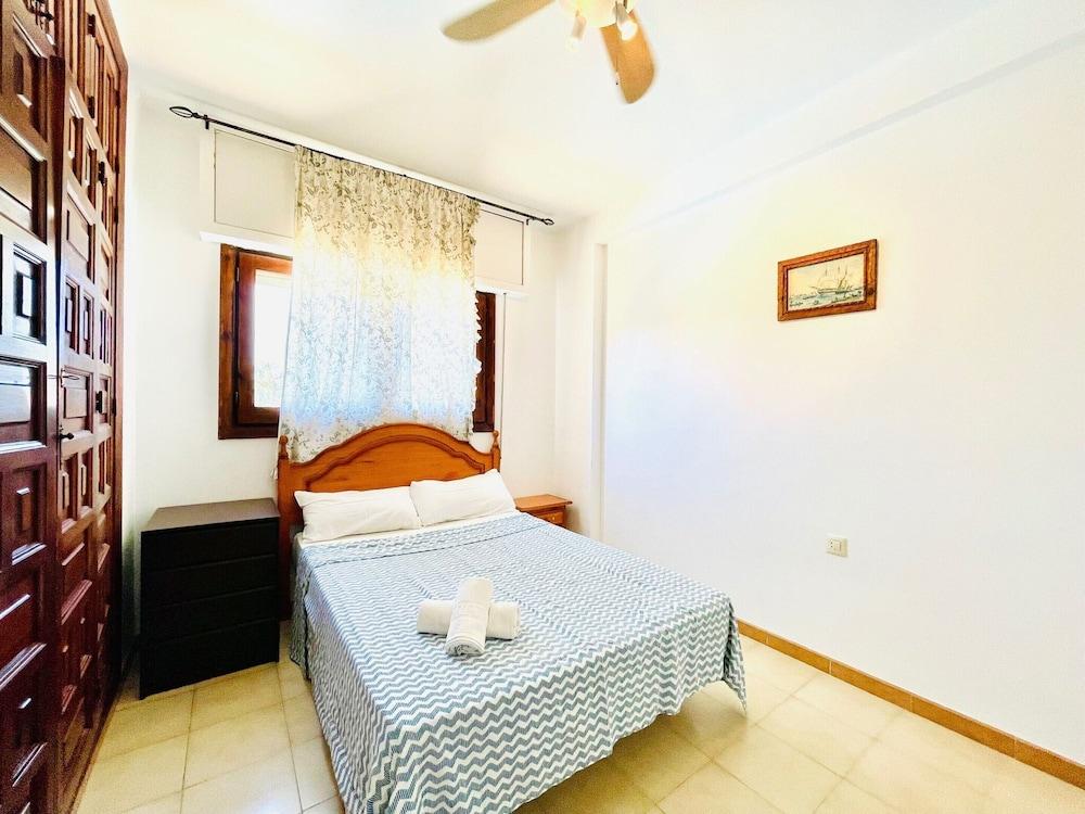 Mountain-view Apartment by Sea