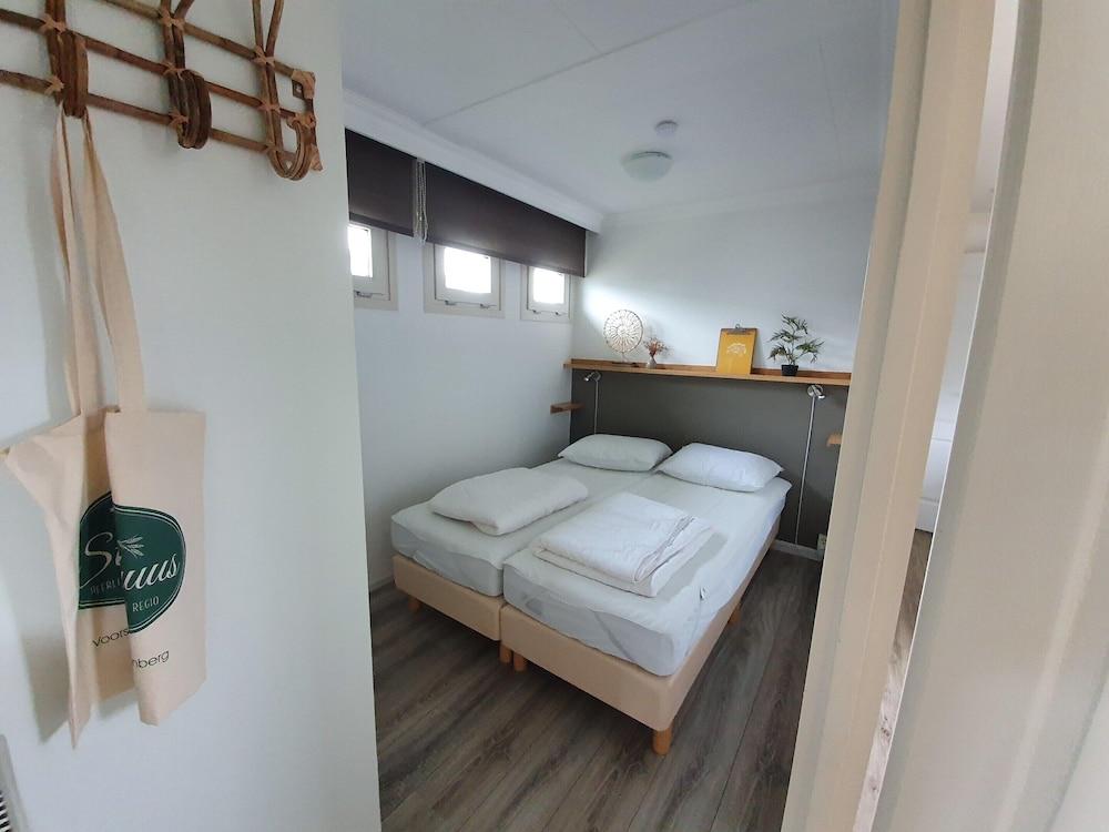 Canal-side Stay, Giethoorn