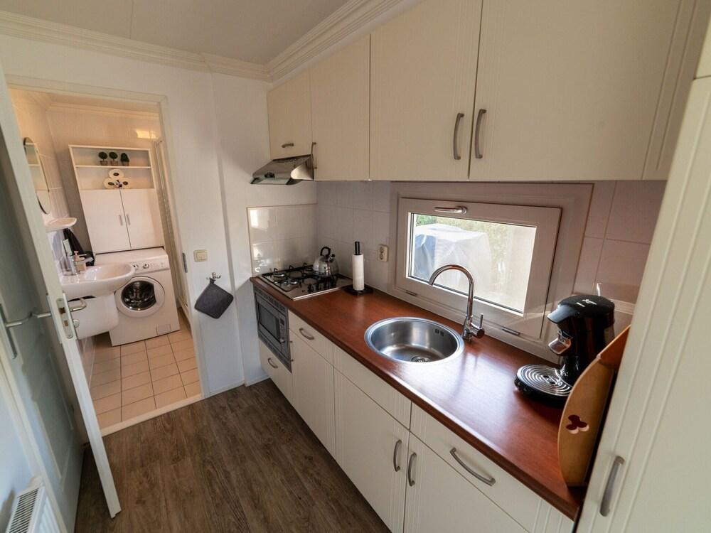 Canal-side Stay, Giethoorn