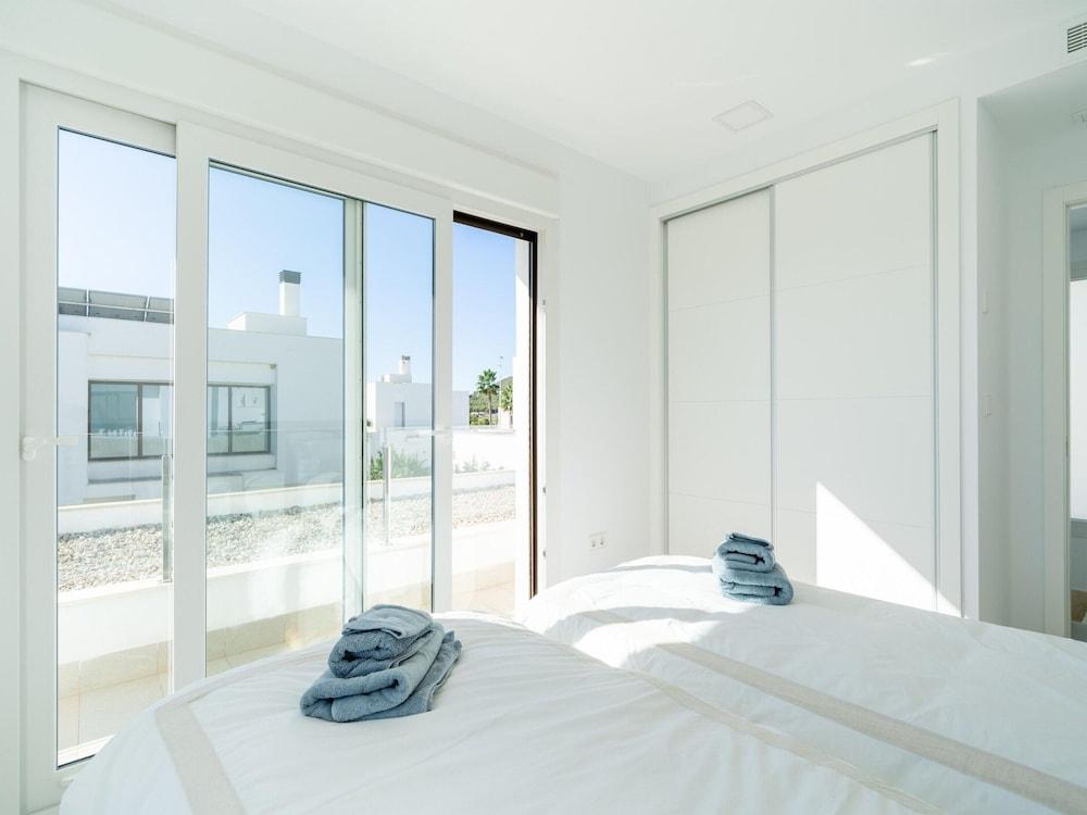 Elegant Home With Pool