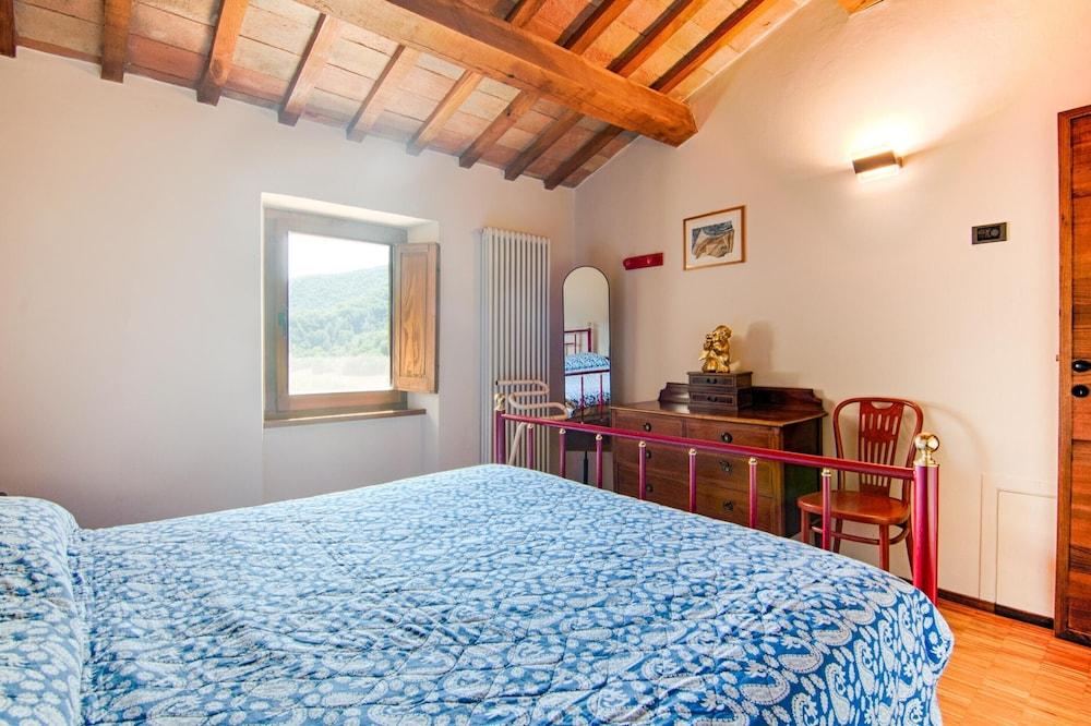 Villa in Borgo Pace With Private Pool