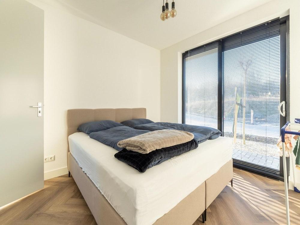 Cozy Villa With Lakeside Views