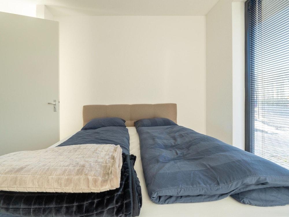 Cozy Villa With Lakeside Views