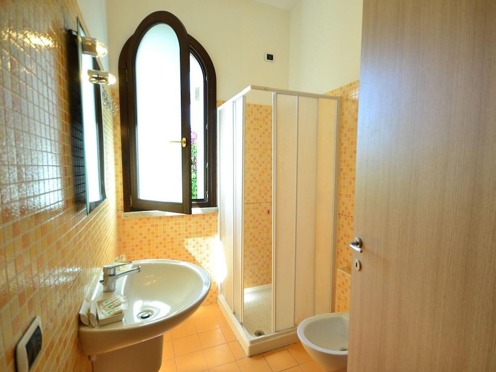 Villa in Alghero With Pool & Near Town