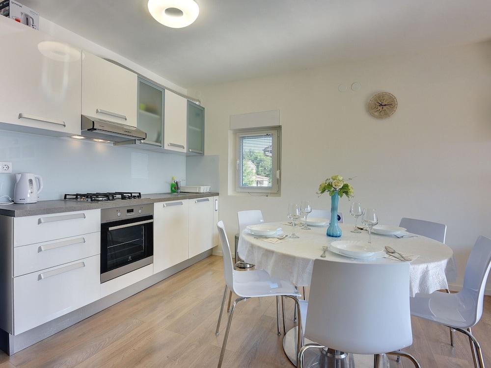 Apartment With Balcony and sea View