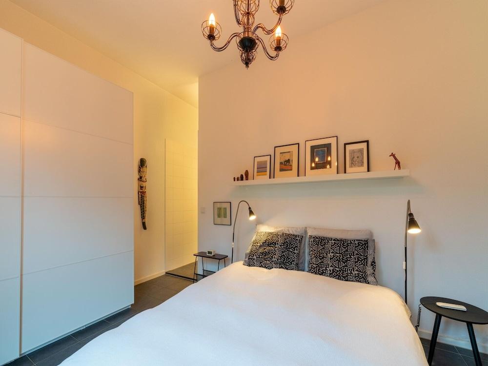 Cozy Forest Villa on the Water Near Harderwijk