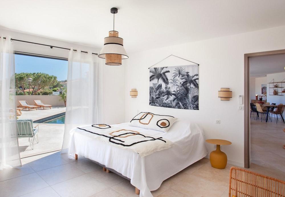 Superb Villa With Pool and sea View