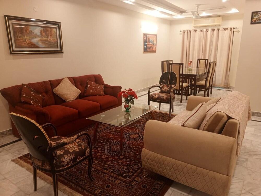 Impeccable 3-bed Apartment in Lahore