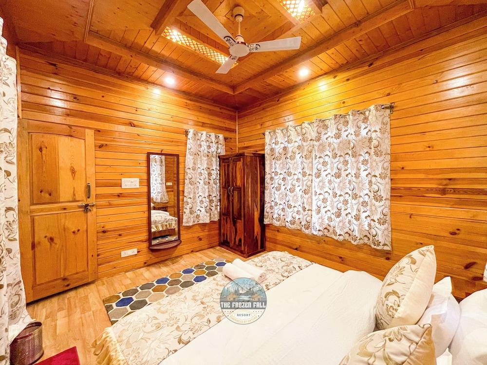 The FrozenFall Resort - Gulmarg