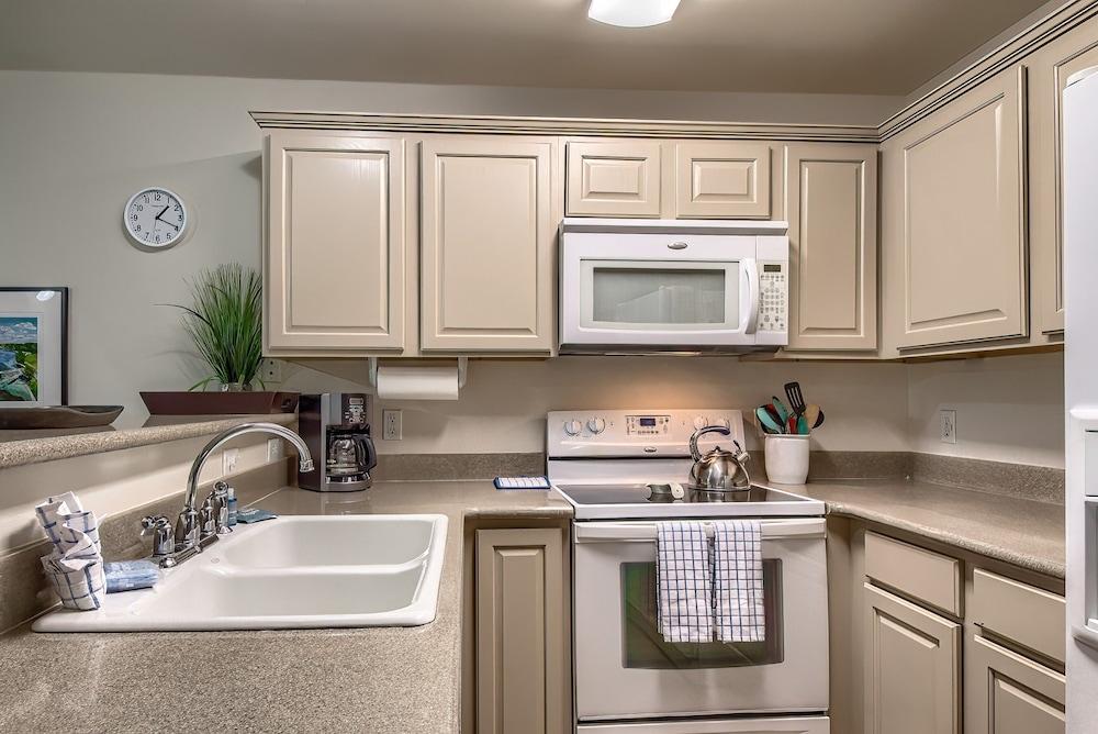 Ww H202 Mather Street Retreat 2 Bedroom Condo by RedAwning