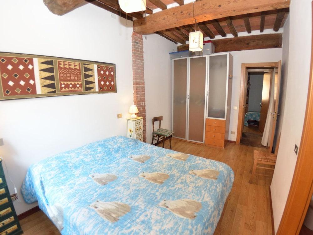 Lucca Central Garden Cottage