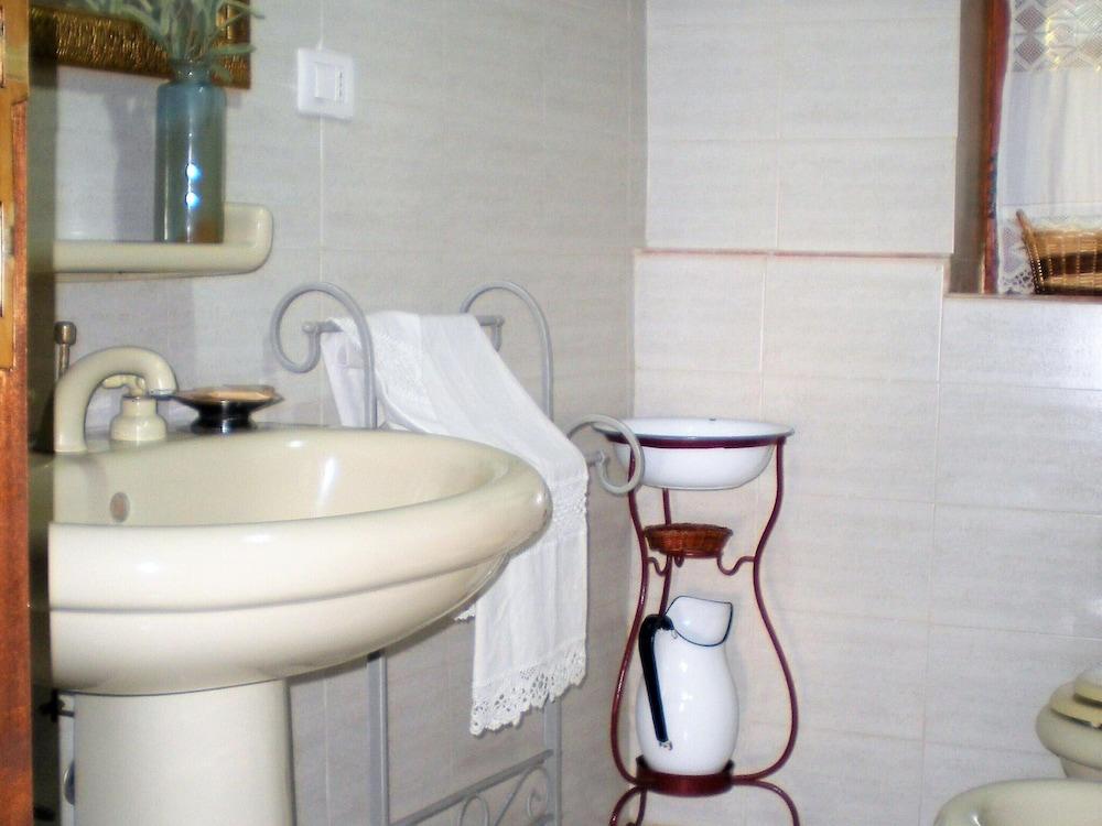 Farmhouse in Cortona With Pool