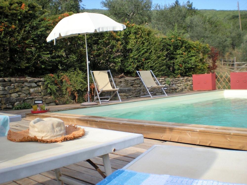 Farmhouse in Cortona With Pool