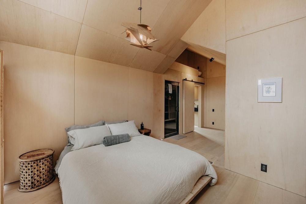 58mf - Wi-fi - Pets Ok - Evc - Amazing Views 2 Bedroom Cabin by RedAwning