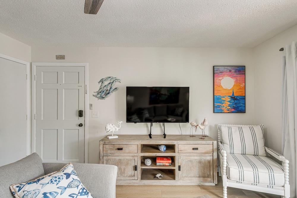 Condo w/ Amazing Amenities: 1 Mi to Beach!