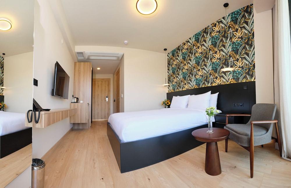 VENZI AYAYORGI ADULT ONLY +15