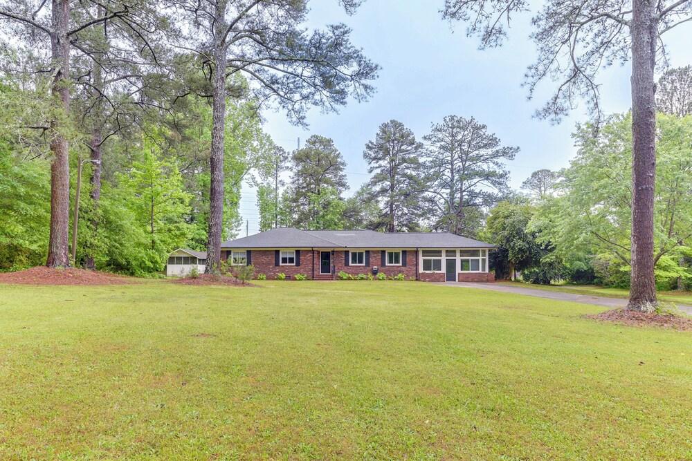 Palmetto Cottage w/ Fire Pit, Game Table + More!