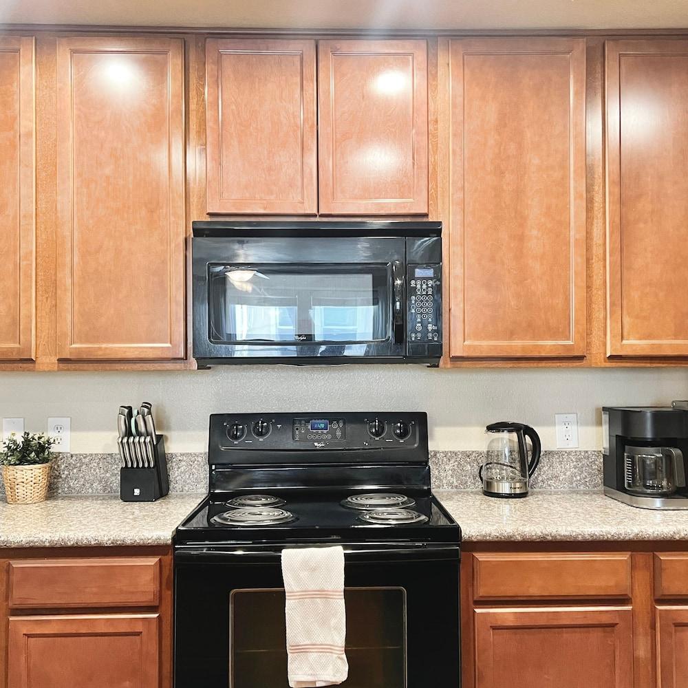 Relaxing 2-br Apt With Pool Hot Tub Gym