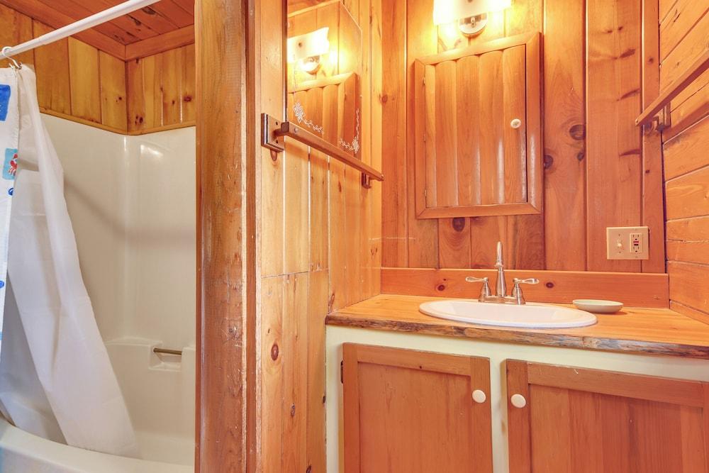 Charming Lovell Cabin - 7 Mi to Kezar Lake!