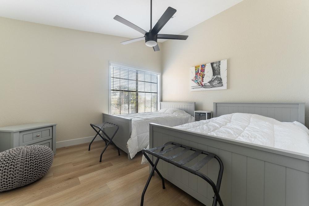 Spacious Pet Friendly 5BR with Pool In Glendale by RedAwning