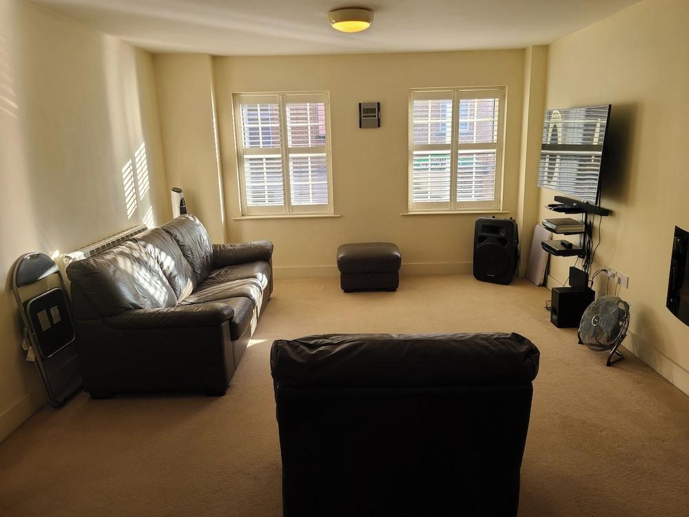1 Bed Flat - Sleeps 4 - Parking - Wifi