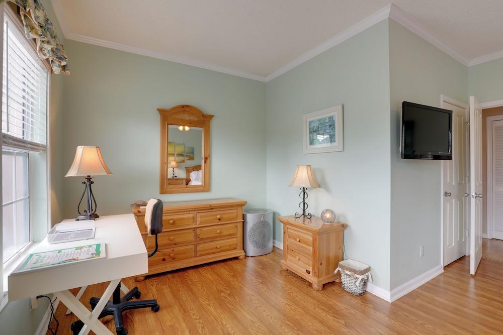 Golf Getaway w/ Pool Access in Myrtle Beach!