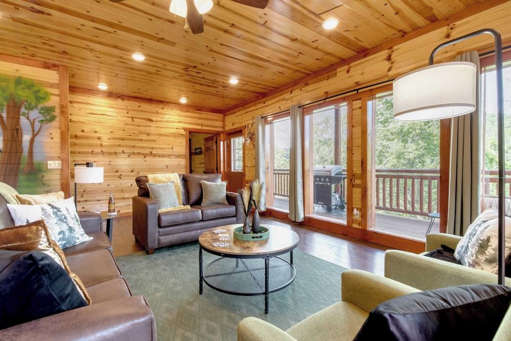 Evergreen Lodge by Avantstay Indoor Pool, Game Room & Theater