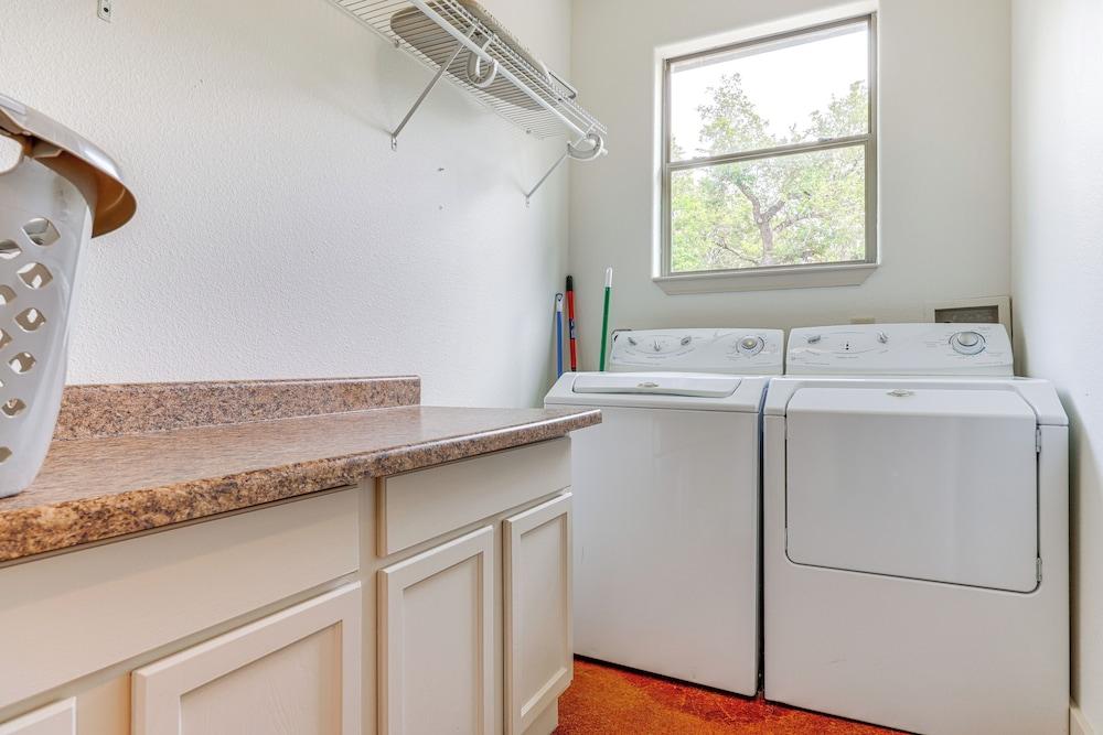 San Marcos Home w/ Fire Pit ~ 10 Mi to Downtown!