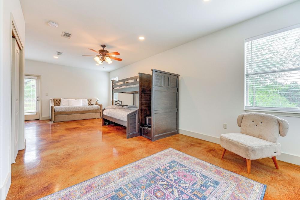 San Marcos Home w/ Fire Pit ~ 10 Mi to Downtown!