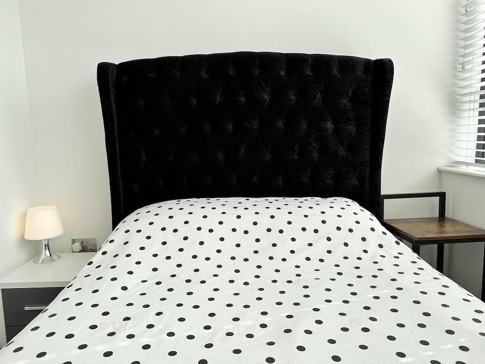 Condo Apartment With Workspace