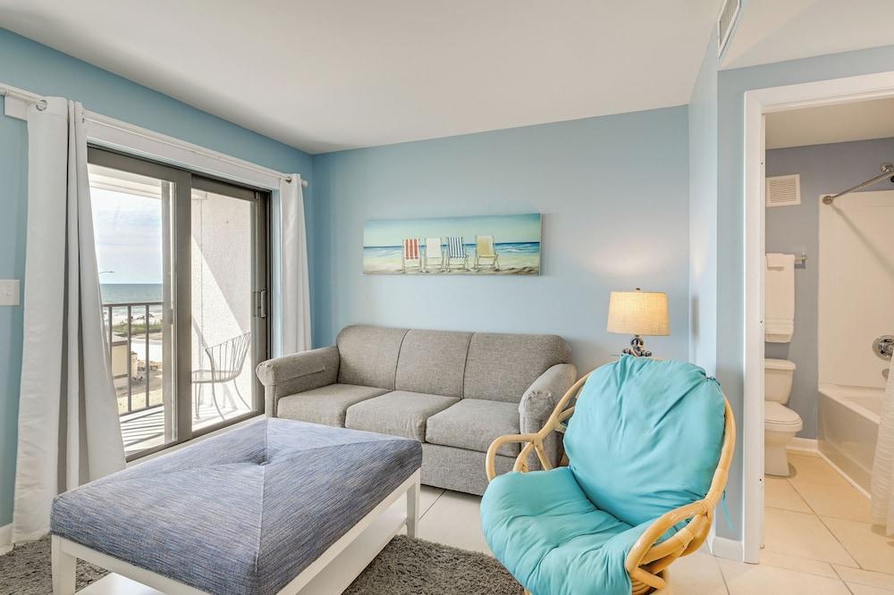 Oceanfront Resort Condo w/ Balcony in Myrtle Beach