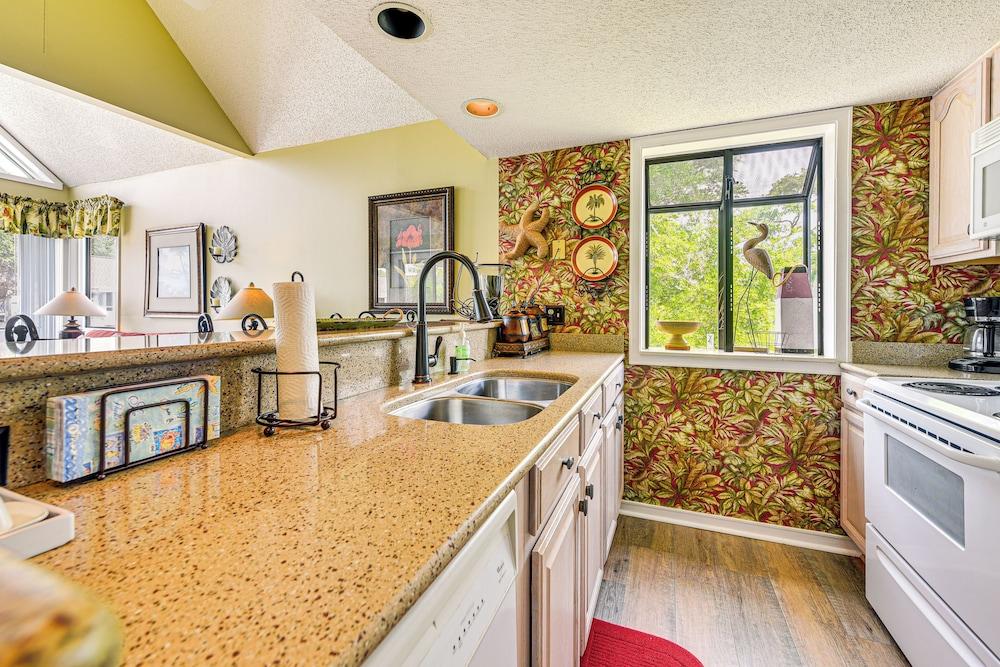 Myrtle Beach Condo Near Ocean: 1 Mi to Apache Pier