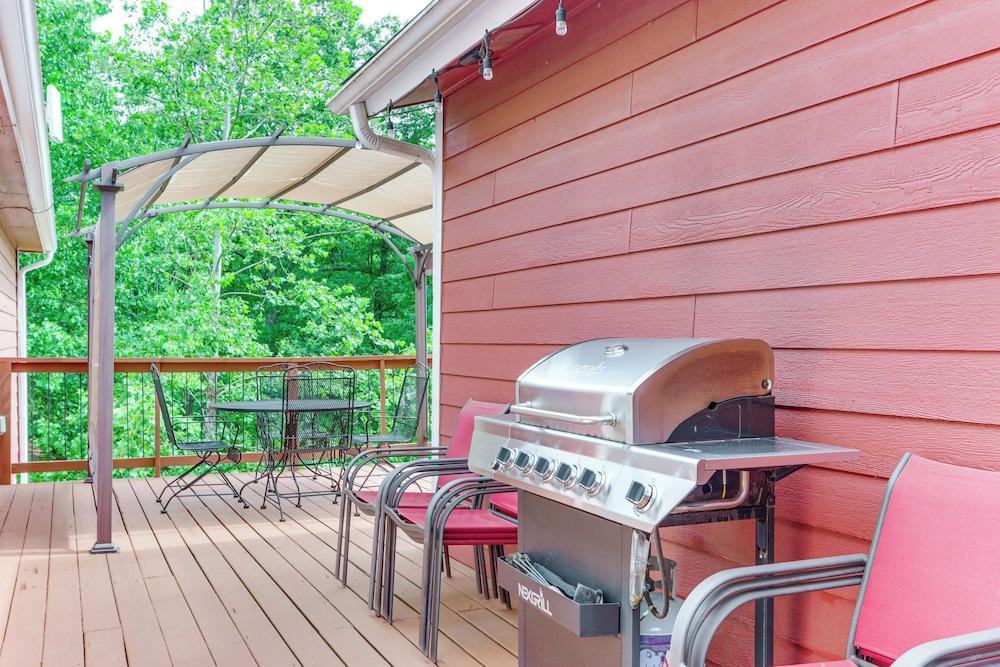 Eureka Springs Home ~ 1/2 Mi to Beaver Lake!