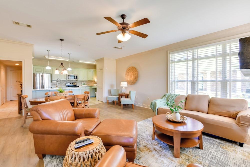 Spacious Springfield Home w/ Golf Course View!