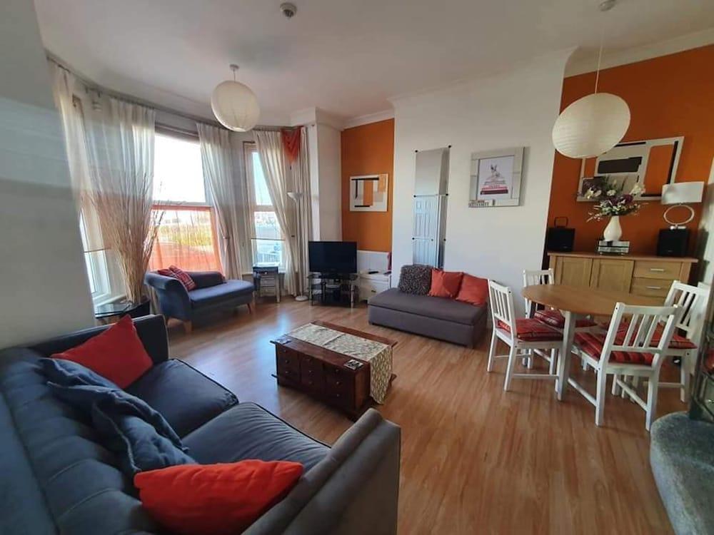 1 Bed Studio Sleeps 4 - Seaside, Dog Friendly