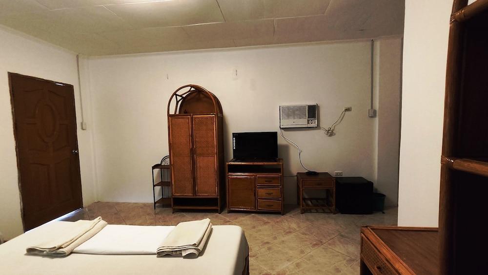 Bluewaves Resort -  Basdaku by Hiverooms