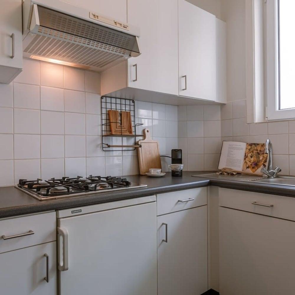 Warm Cozy Lateral Seaview Apartment