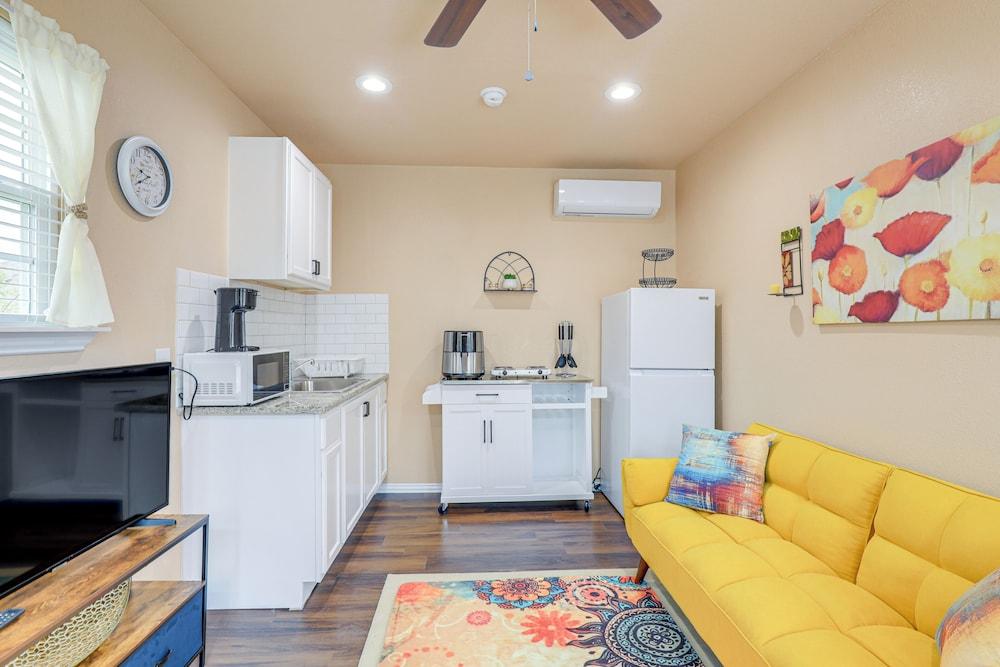 Seagoville Cottage w/ Yard - 15 Mi to Fair Park!