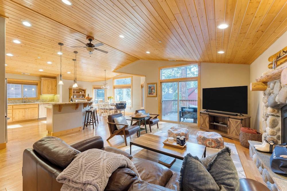 Washoe Chalet by Avantstay Game Room, Hot Tub, Putting Green & Fire Pit