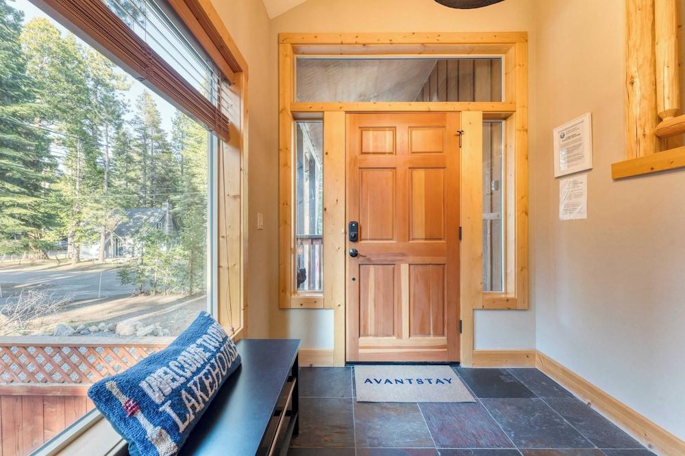 Washoe Chalet by Avantstay Game Room, Hot Tub, Putting Green & Fire Pit