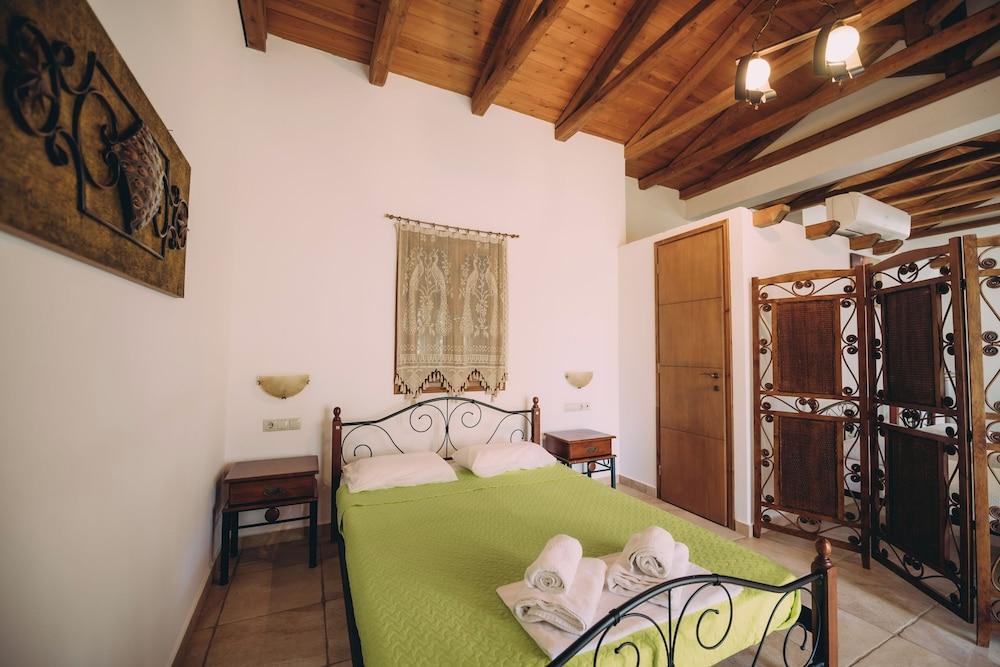 Trikalioti's Lush Estate Apt Afrodity