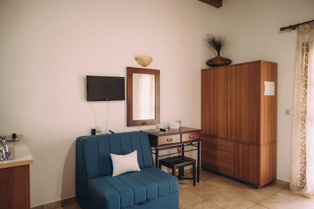 Trikalioti's Lush Estate Apt Eleonora