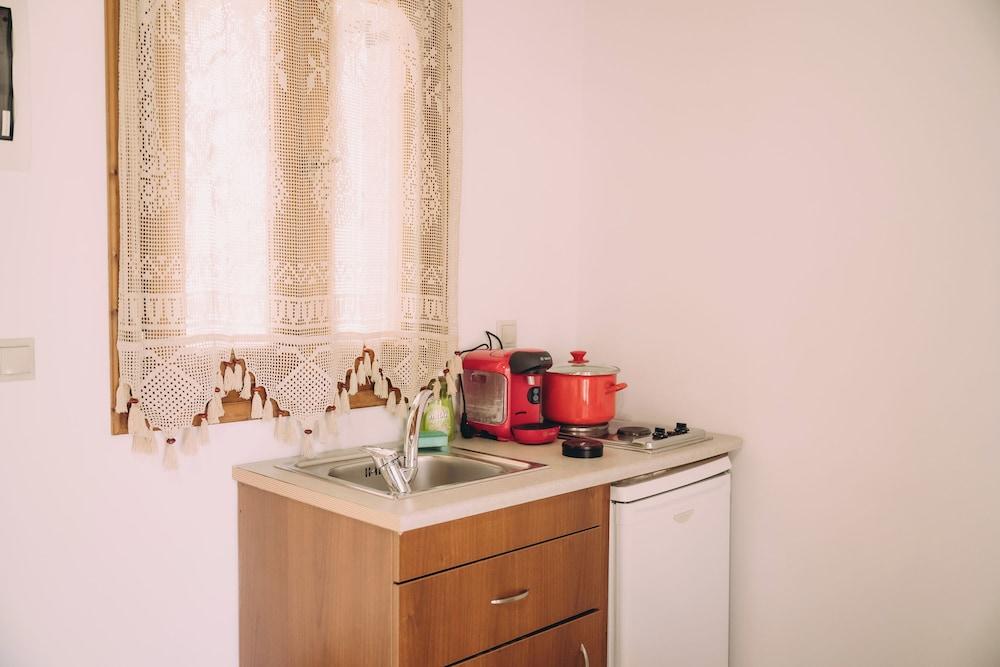 Trikalioti's Lush Estate Apt Eleonora