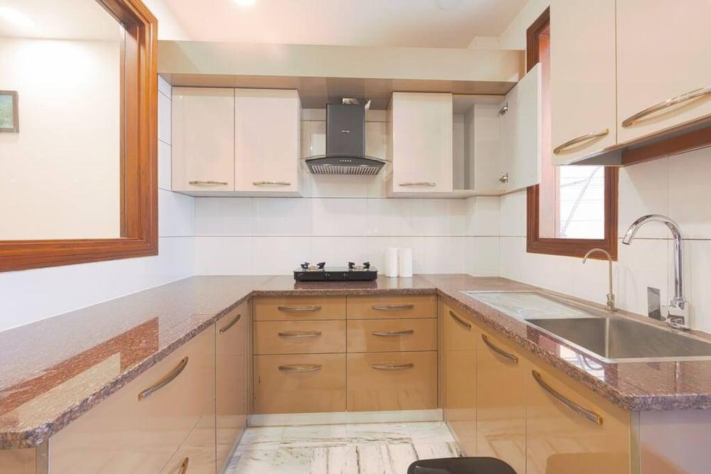 Modern City Service Apartment